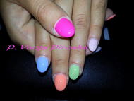 Barátnőm színes géllakkos körmei