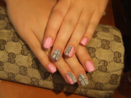 gellac akrillal díszítve