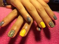 szürke sárga pettyes