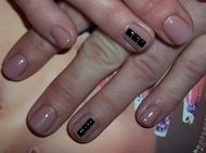 gél lakk szegecsekkel