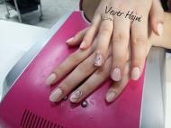 Tanúnak is jár a szép