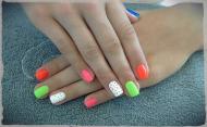 Vidám pöttyös neon körmök