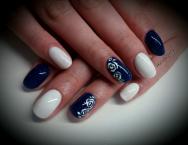 Kék fehér rózsával