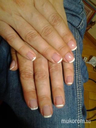 Nail Beauty körömszalon "crystal nails referencia szalon" - Szilvinek - 2012-08-06 21:29