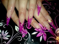 Evi csillogós pink körme