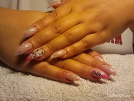 Porcelán virággal és kövekkel