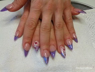 Csillogós lila akril virágokkal