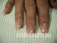 Rózsaszín zselé és porcelán virág