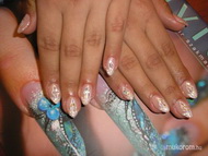 zselé glitterrel és akrillal díszítve