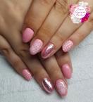 Rózsaszín bazsarózsával és pöttyökkel