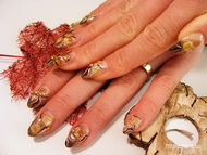 Őszi levekkel porcelánból