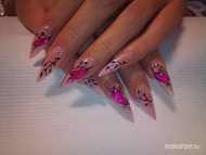 kagylólappal és akrillal díszítve