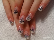 első műkörme a csajszinak