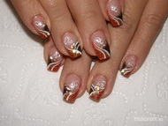 Márti barnás körmöt kért