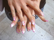 Best Nails - Timi fuxiarózsaszínje (szórógyöngyből)+akril díszítés