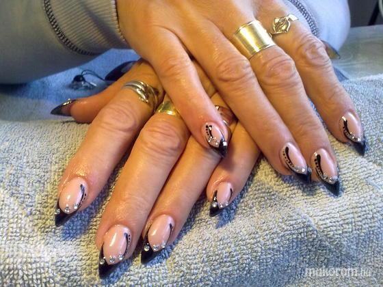 Nagy Nikolett - black nails - 2011-01-11 22:37