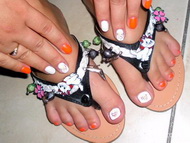 Kézre lábra vakító narancs