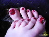 Best Nails - Piros alapon fehér díszítés