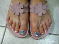 Pedizselé akrillal  díszítve 