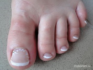 Francia lábköröm apró dísszel