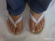 Láb köröm diszítés porcelán virággal