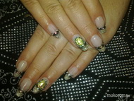 Porcelán kövekkek díszítve