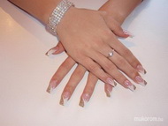 Épített porcelán lakkos díszitéssel