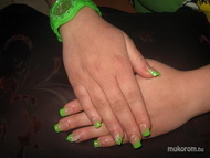 Épített porcelán akrillal díszítve