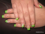 Épített porcelán akrillal díszítve