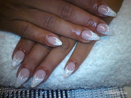 Porci rágott körmire