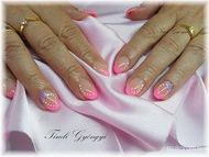 Porcelán kis porci virággal