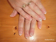 ez is rágott körömre pici francia