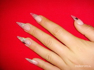 Hegyes épített porcelán műkörmök