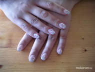 fehér akril díszítéssel