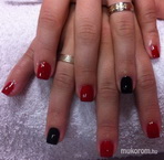 Épített porcelán műköröm lakkozással