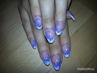 Porci saját körömre akrillal díszítve