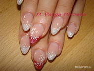 Porci saját körömre akrillal díszítve