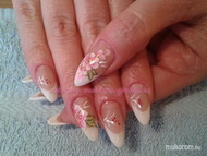 Porcelán köröm akril virágokkal