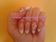 Porcelán köröm akril virágokkal