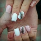 bézs porci pávatollakkal