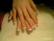 Rózsaszn díszítéssel