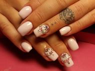 Púderszín kövekkel