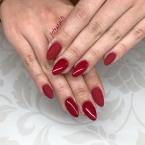 Piros hegyes köröm