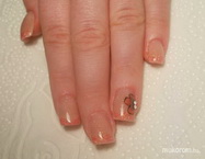 Eszti visszafogott nyaralós körmie