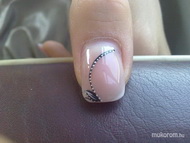 Porcelán akrillal díszítve