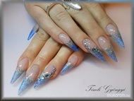 Stiletto porcelánból