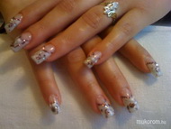 Csillog villog a porcelán gömb