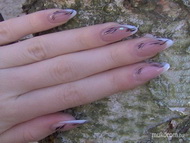 fekete akrildíszítéssel