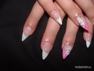 porcelánvirággal díszítve