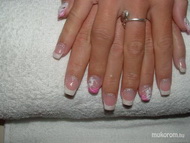 porcelánvirággal díszítve